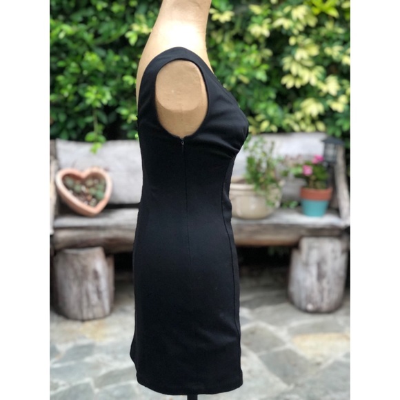 Finder Keepers • Mini Bodycon V-Neck Keyhole Dress - Picture 3 of 7